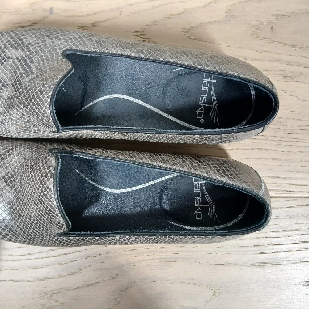 Dansko Loafers Womens 36 Grey Leather Snakeskin Embossed Low Wedge Slip On Shoes